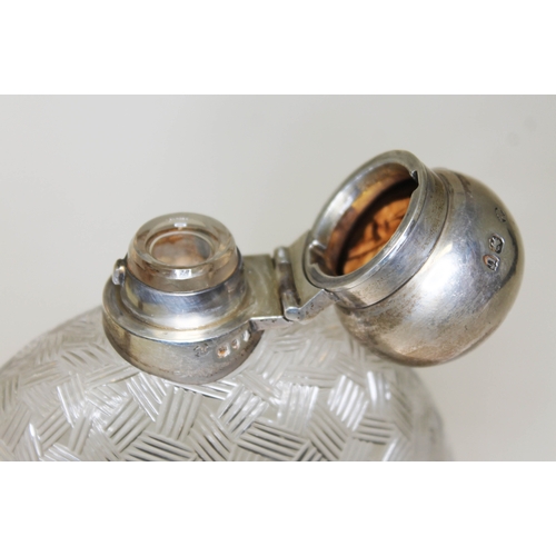 285 - A Victorian silver and etched glass hip flask, of oval form with bayonet fitting, William Hutton & S... 