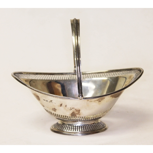 289 - An Edwardian silver pierced pedestal based bon bon dish with swing handle, William Hair Haseler, Bir... 