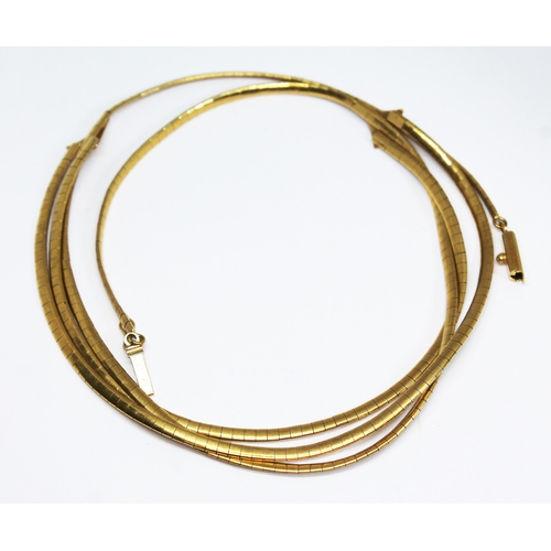 308 - An Italian smooth link choker necklace, textured to outer side, marked '750', length 42cm, weight 26... 