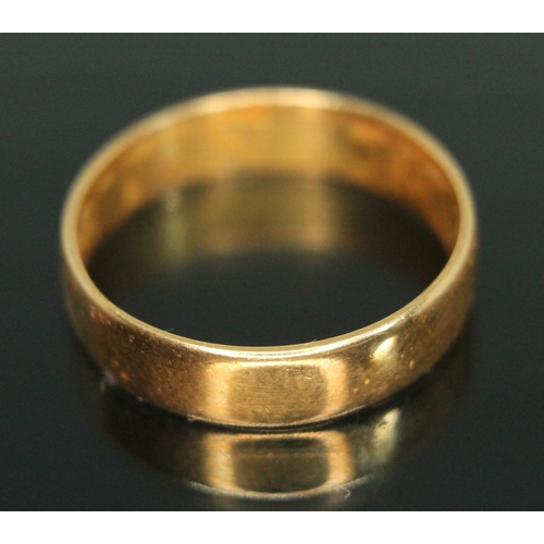 309 - A hallmarked 22ct gold wedding band, weight 2.77g, size P.