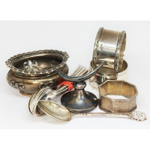 59 - Assorted hallmarked silver comprising a set of six teaspoons, a salt, three serviette rings, a quill... 