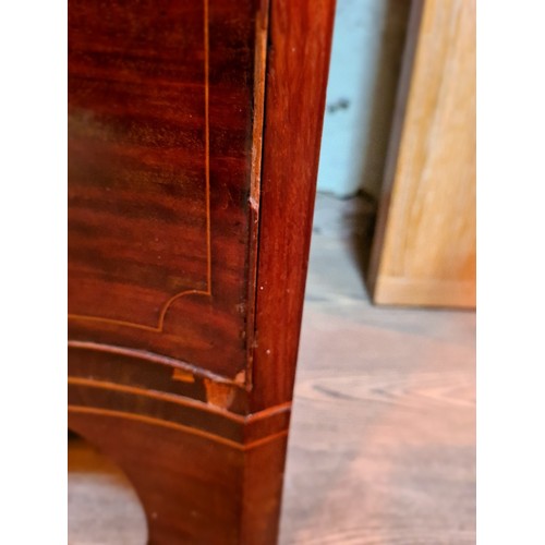 86B - A George III mahogany serpentine chest of drawers.