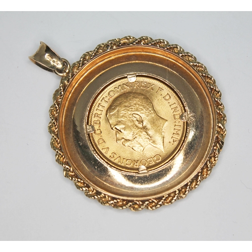 103 - A George V sovereign in yellow metal mount, the link marked '375' with import marks, gross weight 15... 