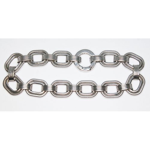 107 - An oval link bracelet, the clasp marked 'ITALY', '375' and also with 9ct gold import marks, length 1... 