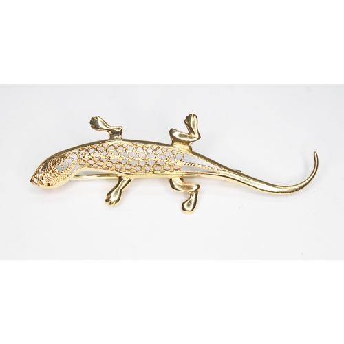 110 - A hallmarked 18ct gold brooch of filigree form and modelled as a lizard, length 52mm, wt. 3.50g.