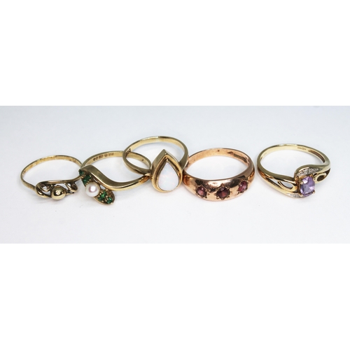 155 - A group of five hallmarked 9ct gold rings, various settings, gross wt. 9.37g, size K-P.