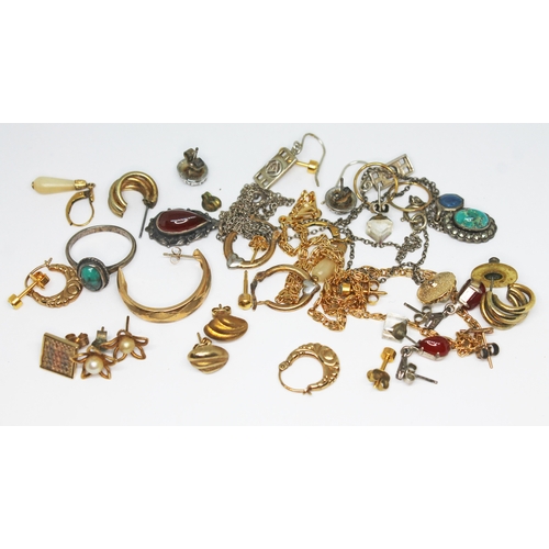 187 - A mixed lot of jewellery including earrings marked '375' wt. 4.45g.