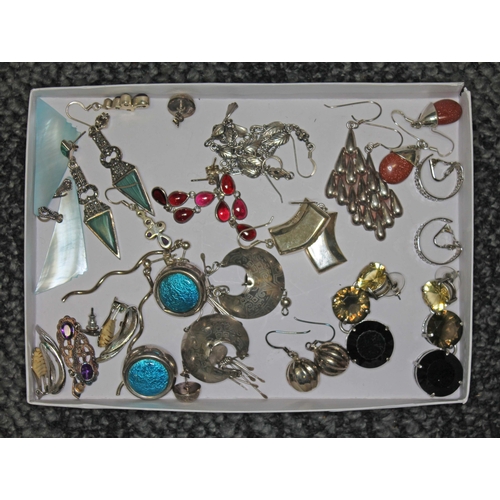 367 - A tray of assorted jewellery, mainly pairs of earrings marked '925' etc.