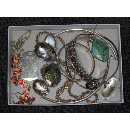 369 - A tray of assorted jewellery, mainly bracelets and necklaces marked '925' etc.