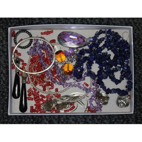 371 - A tray of assorted jewellery including amethyst beads, coral, lapis lazuli etc.