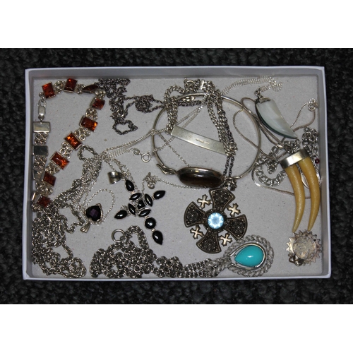 372 - A tray of assorted silver and white metal jewellery.