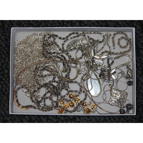 373 - A quantity of mainly silver jewellery.