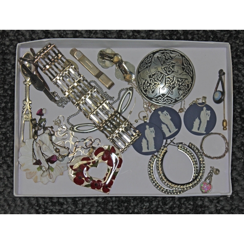 376 - A tray of assorted jewellery including Wedgwood cameos, Celtic style jewellery, silver etc.