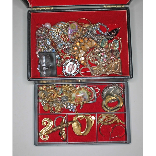 377 - A jewellery box containing various vintage costume jewellery.