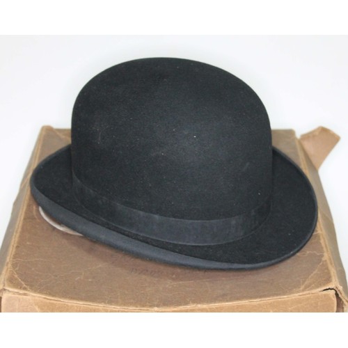 169 - A vintage 1930s/40s bowler hat with brush, in original case.