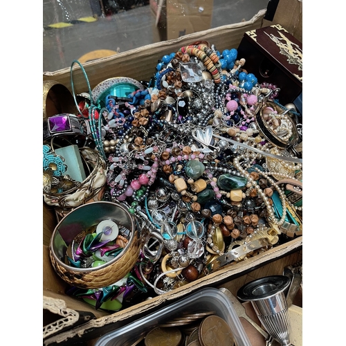 724 - A box of costume jewellery