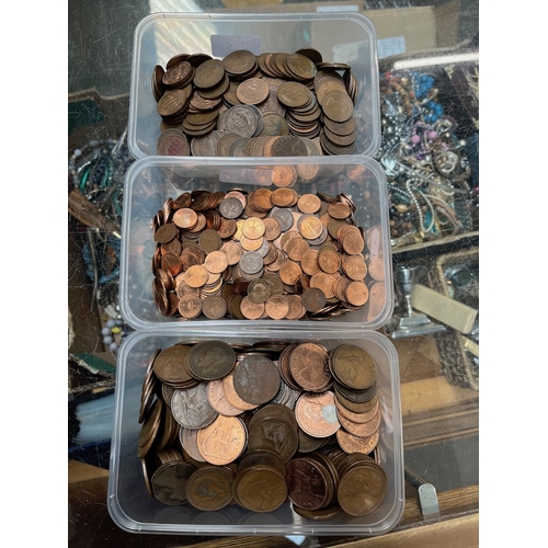 725 - Coins - pre decimal pennies (appx 250), pre decimal half pennies (appx 250), together with a quantit... 