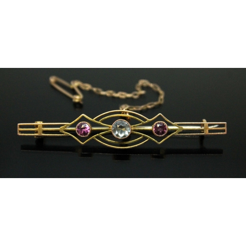 130 - An early 20th century aquamarine and rhodolite set bar brooch, length 52mm, unmarked, gross wt. 3.2g... 