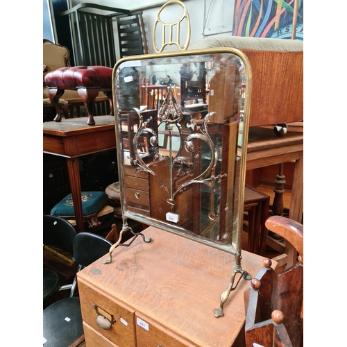 880 - An Edwardian mirror brass fire screen with Art Nouveau style etching.