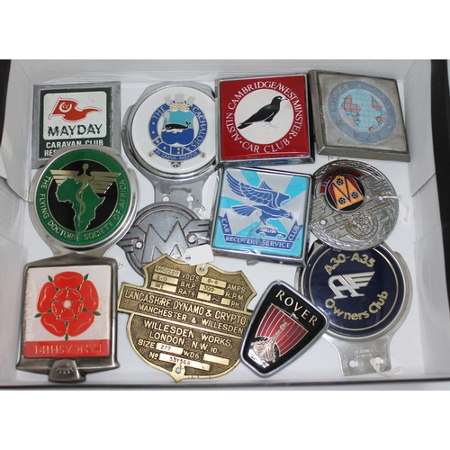 198 - Assorted vehicle badges and a machine badge.