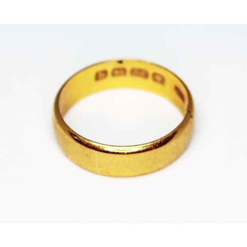 153 - A hallmarked 22ct gold wedding band, wt. 4.2g, size L.