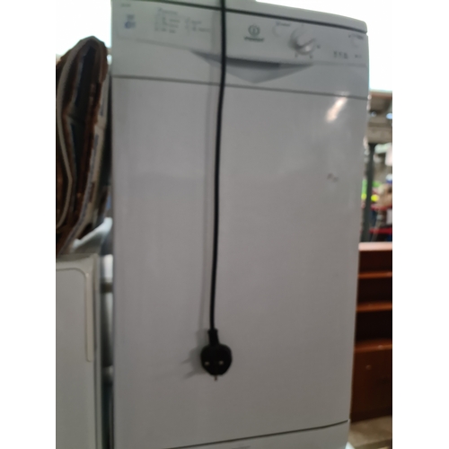 1024 - An Indesit dishwasher.