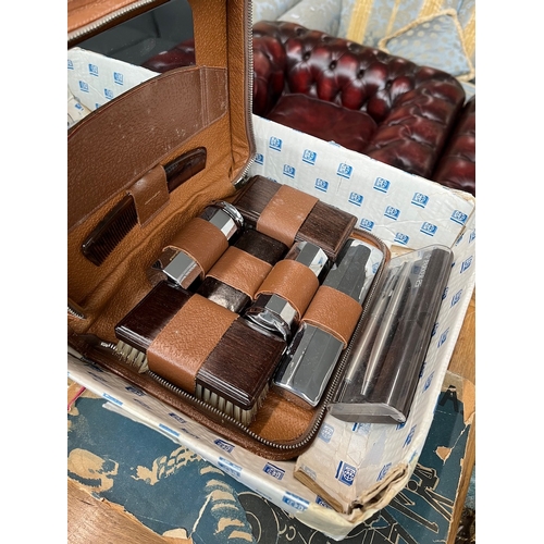 516 - A gents grooming kit in leather case, and a Parker pen set