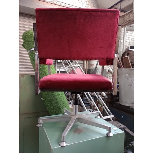 1035 - A retro chrome swivel office chair. 
Condition- some general wear to the upholstery and chrome finis... 