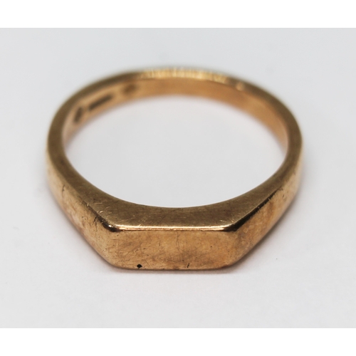 284 - A hallmarked 9ct gold signet ring, wt. 5.8g, size S.