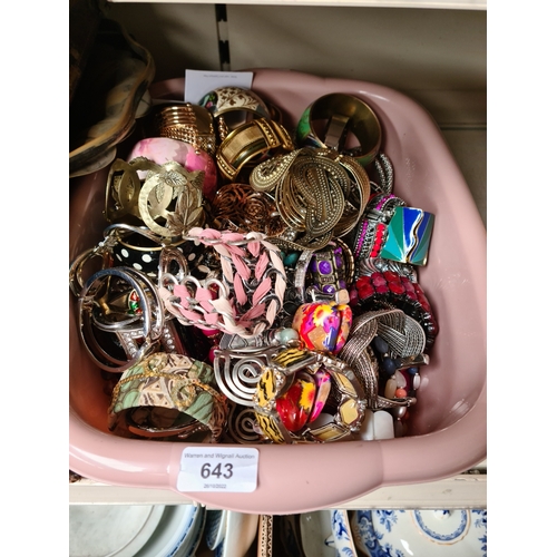 643 - A box of costume jewellery.