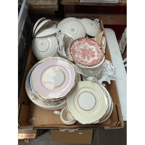 478 - A box of assorted china.