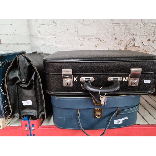 139 - 2 vintage cases and a Gladstone style bag.