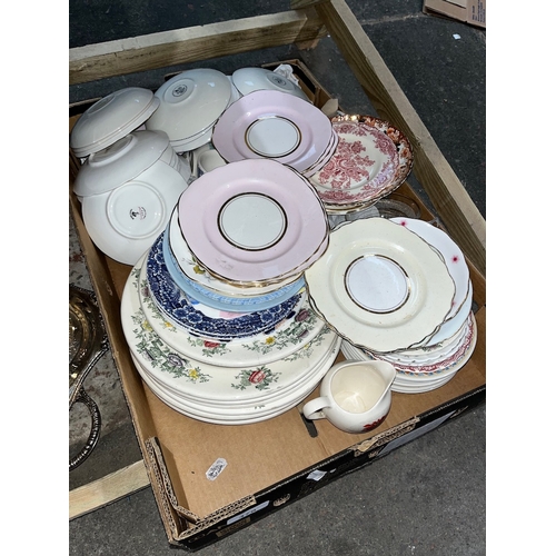 478 - A box of assorted china.