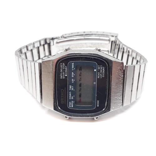 100 - A Seiko digital chronograph wristwatch.