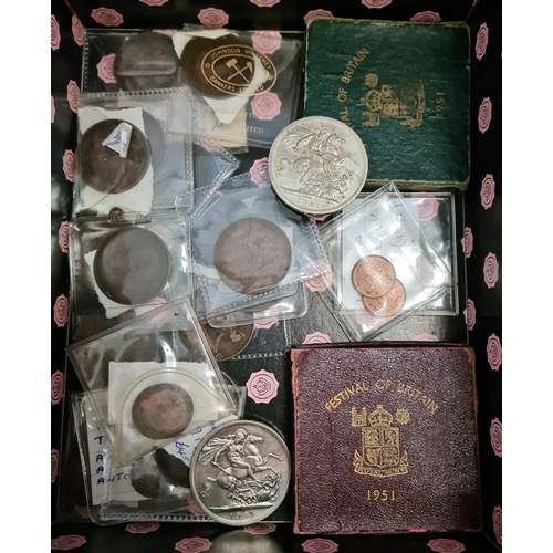 2 - A box of assorted coins to include 4 x 1951 Festival of Britain commemorative crowns (2 in boxes), 1... 