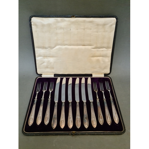 27 - A cased set of silver handled knives and forks, George Ibberson & Co, Sheffield, 1922.