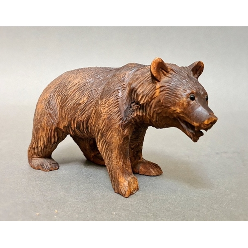 71 - A Black Forest carved figure of a bear, length approx 14 cm.