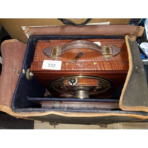 332 - A cca 1901 Sanderson plate camera, soft case with two plate holders.