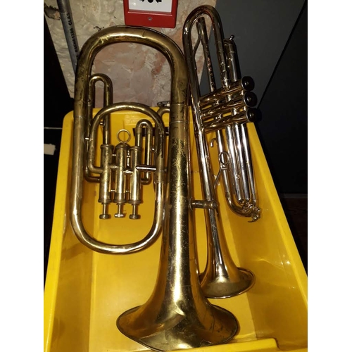 287 - A Boosey & Hawkes 400 trumpet together with a brass horn.