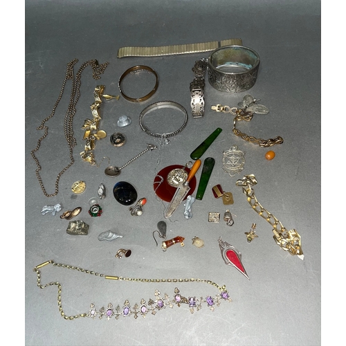 210 - A mixed lot of antique and later jewellery including sterling silver and jadeite jewellery.