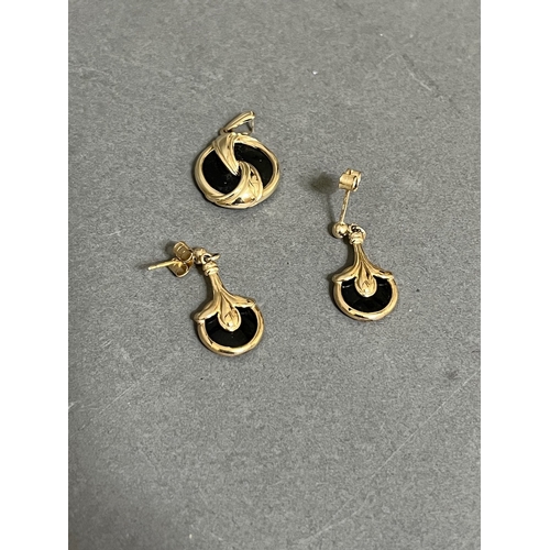 246 - A pair of 9ct gold and black onyx drop earrings together with a matching 9ct gold and black onyx pen... 