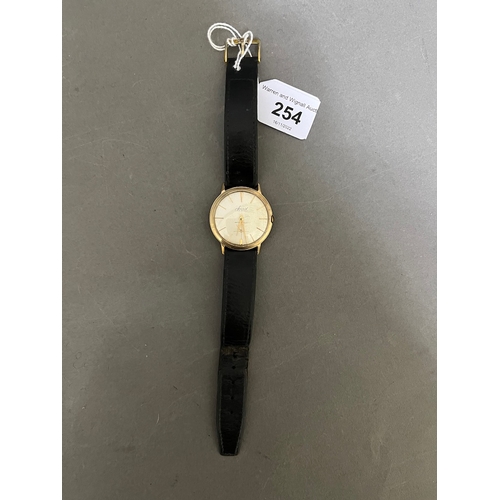 254 - A 9ct gold cased Accurist gents watch.