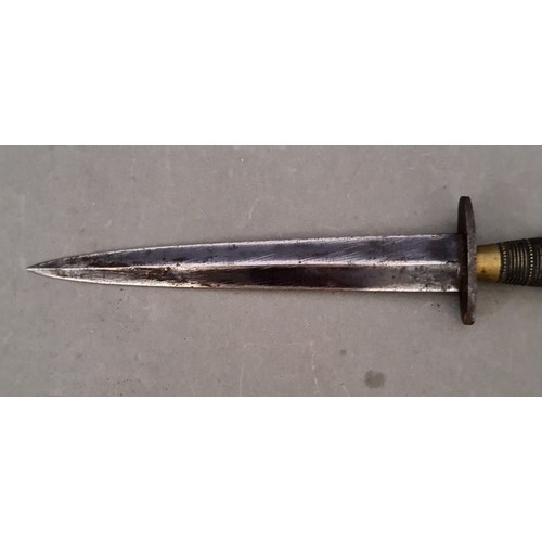 96 - Military interest - a WW2 Fairbairn-Sykes commando fighting knife / dagger, double-edged, with brass... 