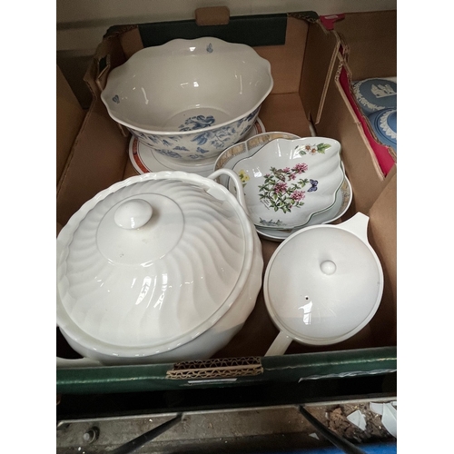 655 - Table ware items - Portmeirion large 'Botanic Blue' bowl 29cm diameter, Wedgwood soup tureen, teapot... 