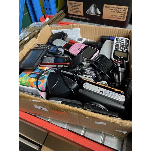 159 - A box of vintage and other mobile phones.