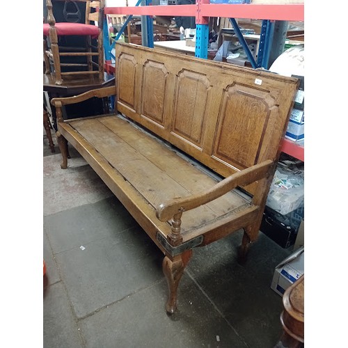 1011 - A Georgian oak settle, panelled back, scroll arms and cabriole front legs. 
Dimensions- height 105cm... 