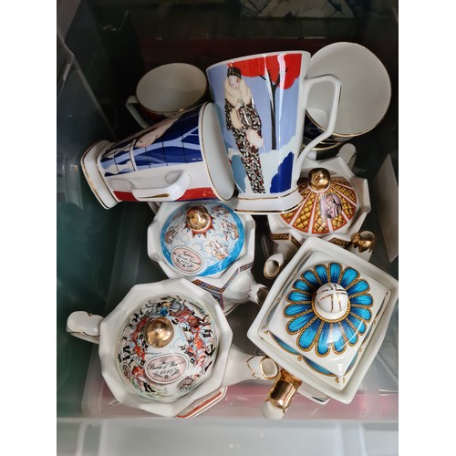 165A - A box of Art Deco mugs & novelty teapots