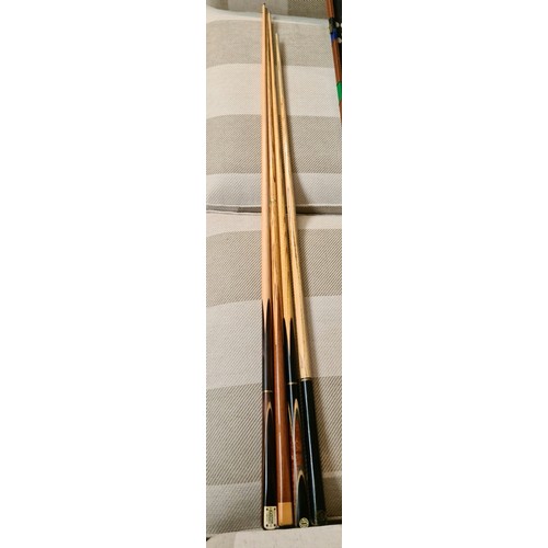 117 - Quantity of snooker cues, cased and loose & 2 hockey sticks