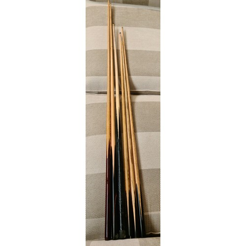 117 - Quantity of snooker cues, cased and loose & 2 hockey sticks