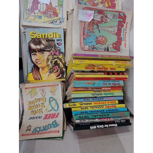 161 - A large quantity of Sandy and Tammy comics, approx. 1972 to 1979, together with circa 1970s annuals ... 